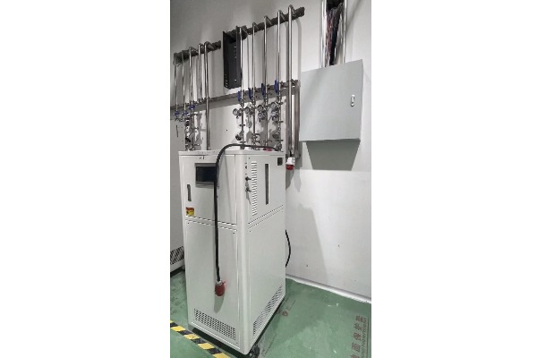 某藥企采購(gòu)的高低溫控溫設(shè)備即將安裝完畢待投入使用